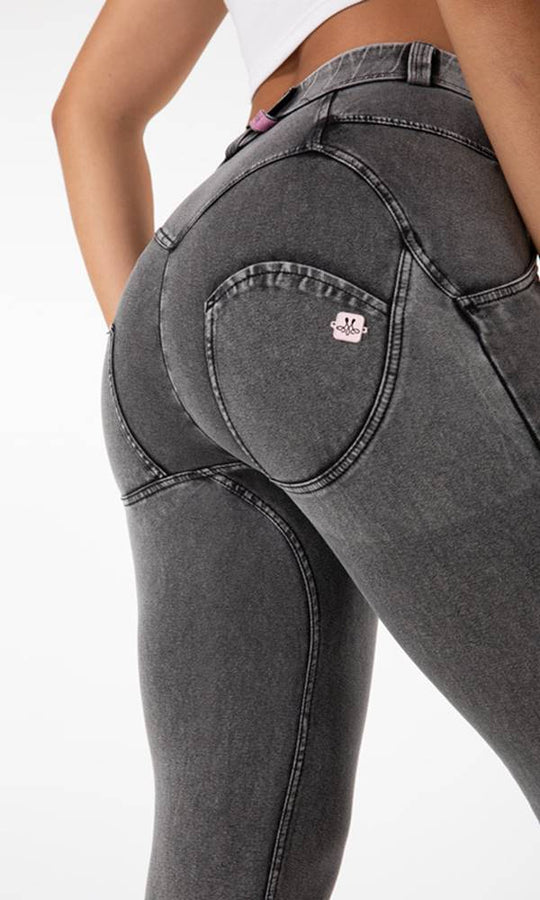 MW Push-Up Jeans in Grau – Figurbetonende Jeans, die deine Kurven hervorheben. Trage dein Outfit mit Stolz und Selbstbewusstsein!