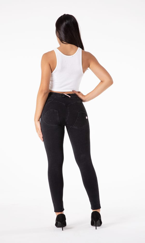 MWPants schwarze Jeans mit einem Design, das Komfort bietet und die Figur betont, um Body Positivity und selbstbewussten Selbstausdruck zu unterstützen.