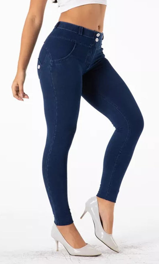 Erlebe die idealen Push-Up Jeans in Dunkelblau! Sie betonen deine Kurven, sorgen für optimalen Komfort und verleihen deinem Look das gewisse Etwas – für selbstbewusste Auftritte!