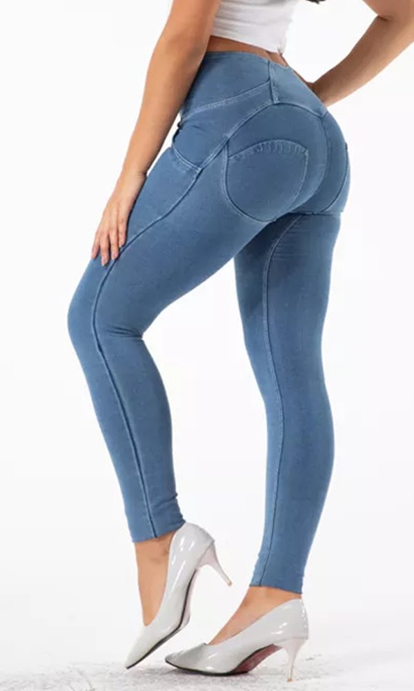 MW+ Push-Up Jeans High Waist Blau: Stilvoller Komfort mit figurbetontem Design, das Body Positivity betont.