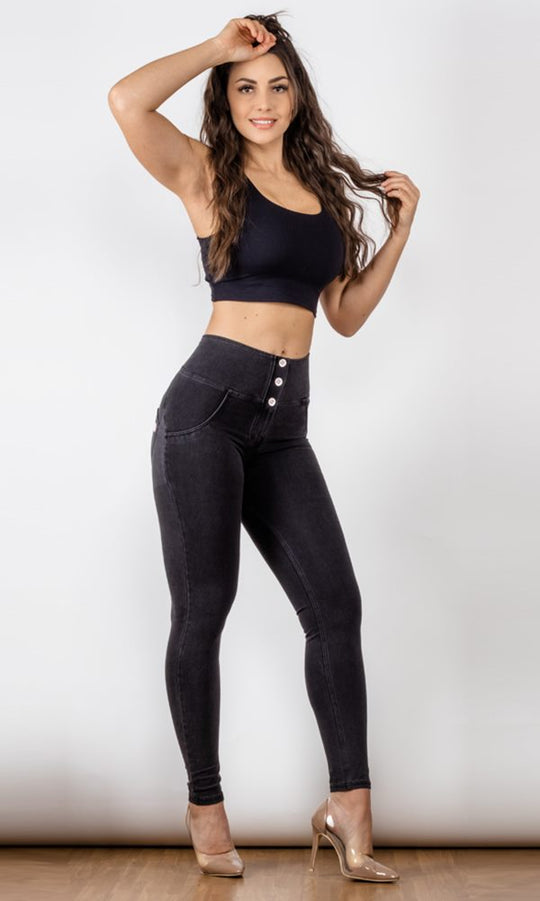 Schwarze High-Waist Push-Up Jeans, die Ihre Kurven schmeichelhaft zur Geltung bringen und gleichzeitig höchsten Komfort gewährleisten.