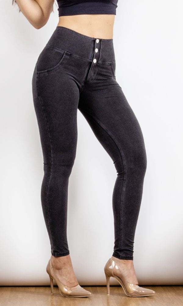Figurbetonende Push-Up Jeans in Schwarz mit High-Waist-Schnitt, die Komfort und Style vereinen und Ihre Kurven schmeichelhaft betonen.