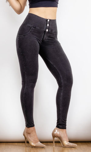 Figurbetonende Push-Up Jeans in Schwarz mit High-Waist-Schnitt, die Komfort und Style vereinen und Ihre Kurven schmeichelhaft betonen.