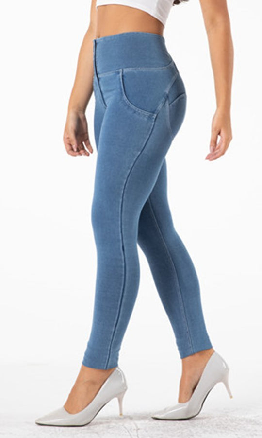 MW+ Push-Up Jeans High Waist Blau: Komfort trifft auf figurschmeichelnden Stil für trendbewusste Looks mit einem Fokus auf Body Positivity.