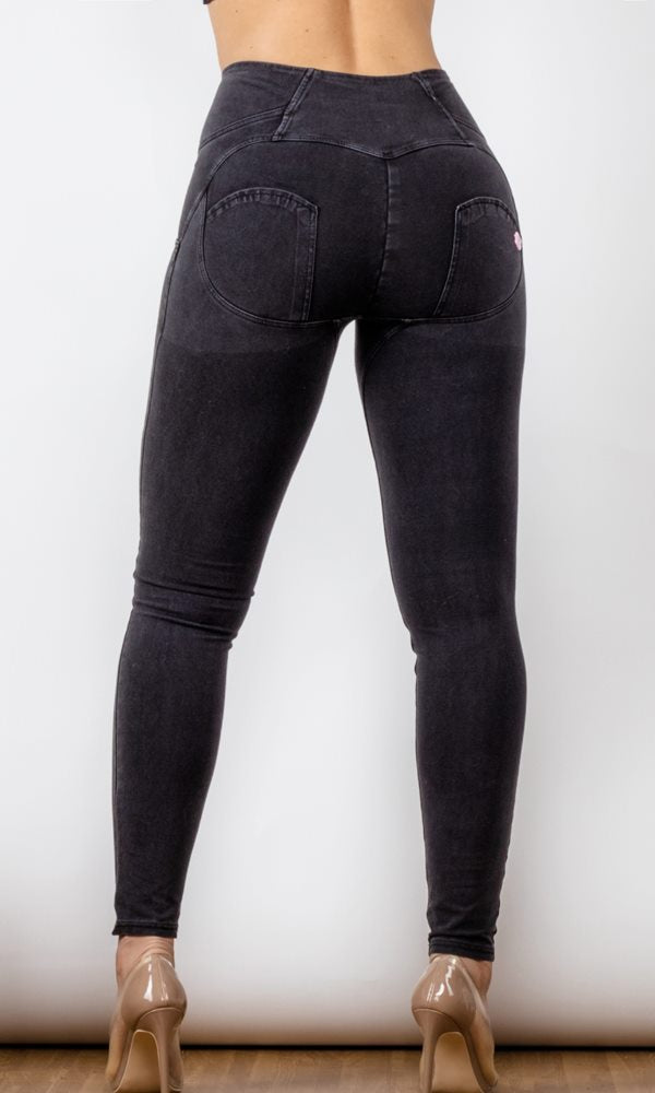 Schwarze, figurbetonende Push-Up Jeans mit High-Waist-Schnitt, die stilvollen Komfort bieten und Ihre Kurven vorteilhaft hervorheben.