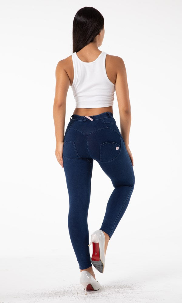 Entdecke die idealen Push-Up Jeans in Dunkelblau! Sie formen deine Kurven perfekt, bieten außergewöhnlichen Komfort und verleihen deinem Look das besondere Flair – für einen Auftritt, der begeistert!