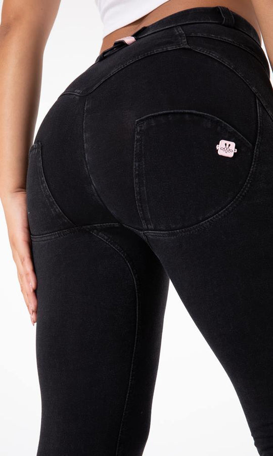 Schwarze MW Jeans von MWPants, die Komfort und Stil vereint und durch ihr figure-verbesserndes Design Body Positivity und selbstbewussten Selbstausdruck fördert.