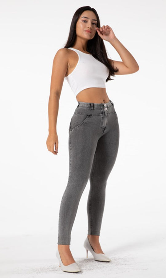 Betonen Sie Ihre Kurven mit den grauen MW Push-Up Jeans! Stylisch, figurbetont und ideal für ganztägigen Komfort – Ihr neues Must-have!