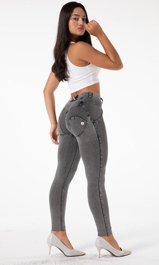 Figurbetonte MW Push-Up Jeans in Grau – Komfort und Stil für jeden Tag. Betonen Sie Ihre Kurven mit diesen bequemen Jeans!