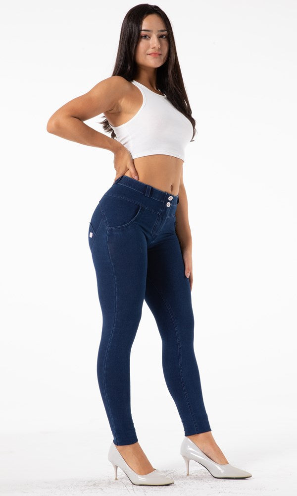 Entdecke die idealen Push-Up Jeans in Dunkelblau! Sie unterstreichen deine Kurven optimal, bieten erstklassigen Komfort und verwandeln jedes Outfit in etwas Besonderes – für einen Auftritt, der unvergesslich bleibt!
