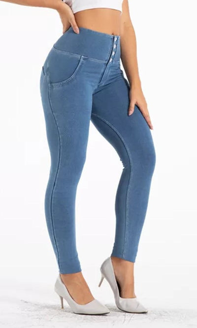 MW+ Push-Up Jeans High Waist Blau: Schmeichelhafte, figurbetonende Passform, die Komfort bietet und trendbewussten Stil mit Body Positivity vereint.