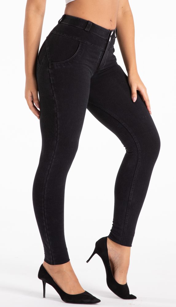 Ermächtigende schwarze MW Jeans von MWPants mit Komfort-Passform und figure-verbesserndem Design, ideal für modernen Selbstausdruck und Body Positivity.