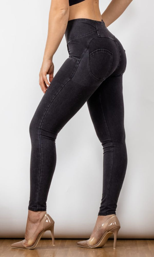 High-Waist Push-Up Jeans in Schwarz, die Ihre Figur elegant betonen und zugleich außergewöhnlichen Komfort bieten.