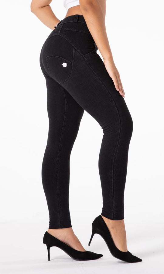 MWPants schwarze Jeans, die durch ihr bequemes und figurbetonendes Design Selbstbewusstsein und Body Positivity unterstützen.