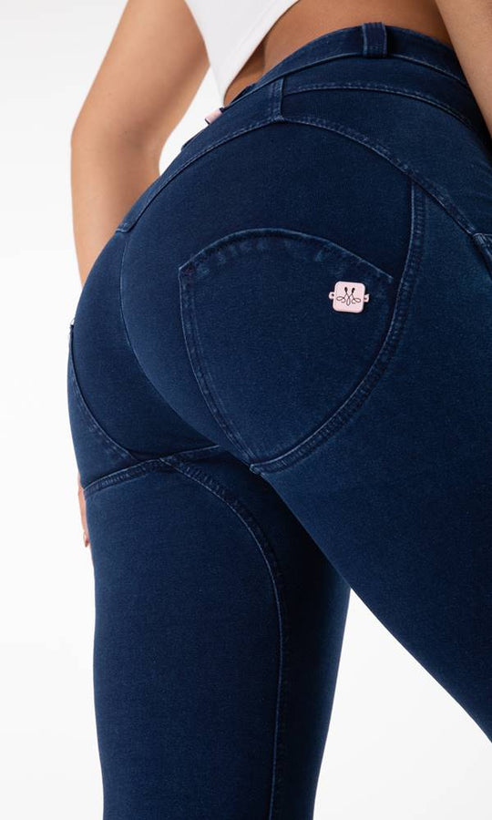 Entdecke die perfekten Push-Up Jeans in Dunkelblau! Sie heben deine Kurven hervor, bieten höchsten Komfort und bringen deinen Style zum Strahlen – für einen selbstbewussten Auftritt!