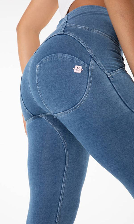 MW+ Push-Up Jeans High Waist Blau: Komfortable und figurverbessernde Passform, die modernen Stil und Body Positivity attraktiv kombiniert.