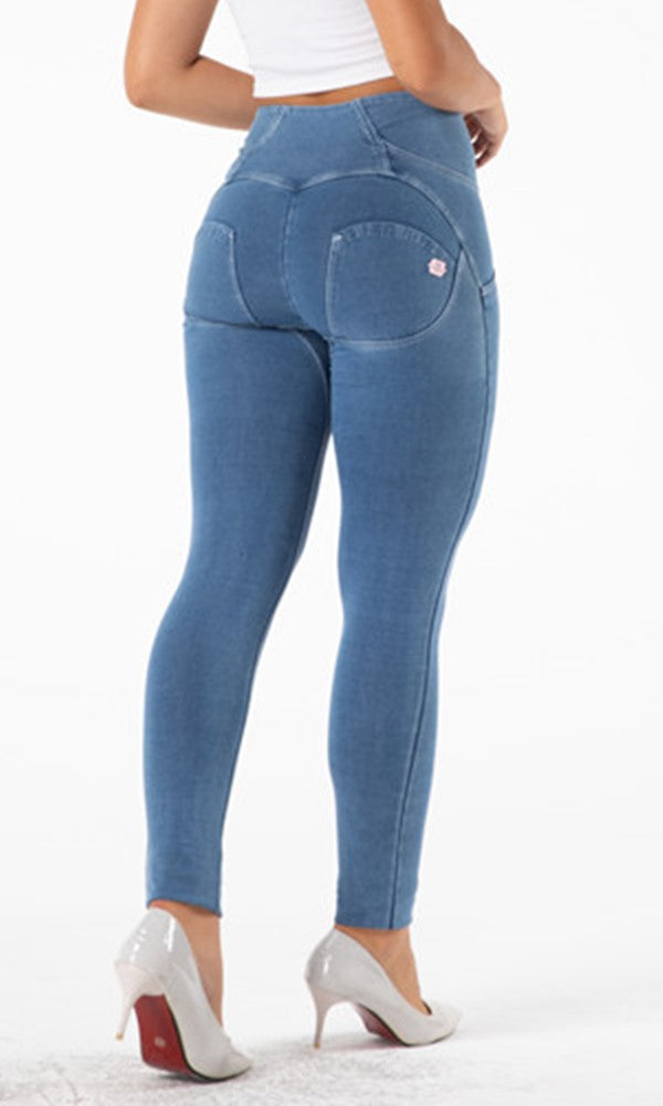 MW+ Push-Up Jeans High Waist Blau: Komfortable Passform, die den Körper formt und stilvoll modernes Design mit dem Grundsatz der Body Positivity vereint.