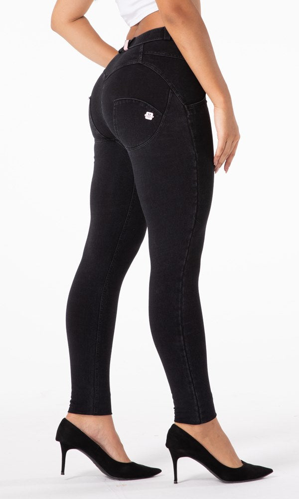 Schwarze Damen-Push-Up Jeans von MW+, die durch ihre hervorragende Qualität Komfort und eine figurformende Passform für einen modischen und selbstbewussten Stil bieten.