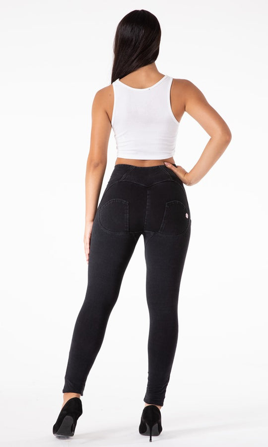 MW+ Damen-Push-Up Jeans in Schwarz, die durch ihre erstklassige Qualität sowie eine schmeichelhafte Passform Komfort und einen selbstbewussten, modischen Stil gewährleisten.