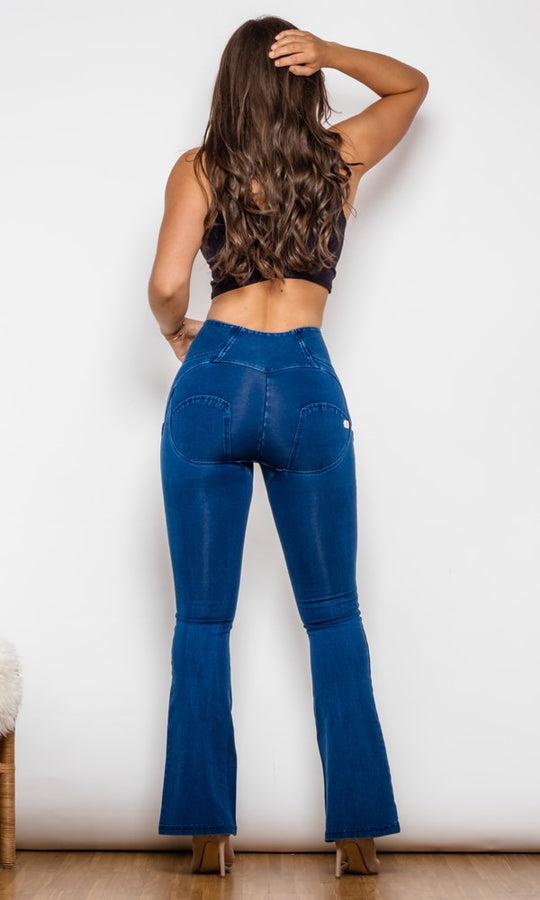 Flared Push-Up Jeans in Dunkelblau – Kurvenfreundlich, komfortabel und stylish für einen selbstbewussten Auftritt