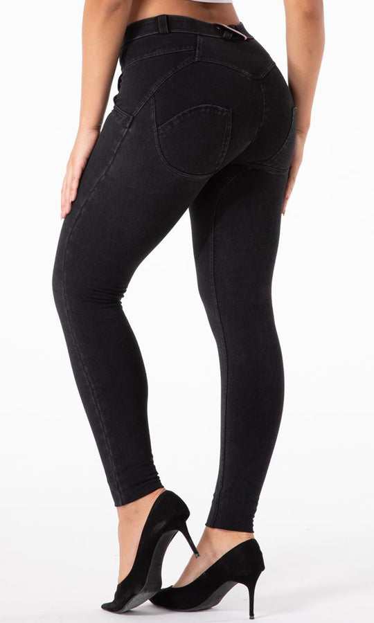 MWPants schwarze MW Jeans mit figure-verbesserndem Design für Komfort, Stil und selbstbewussten Selbstausdruck im Sinne von Body Positivity.
