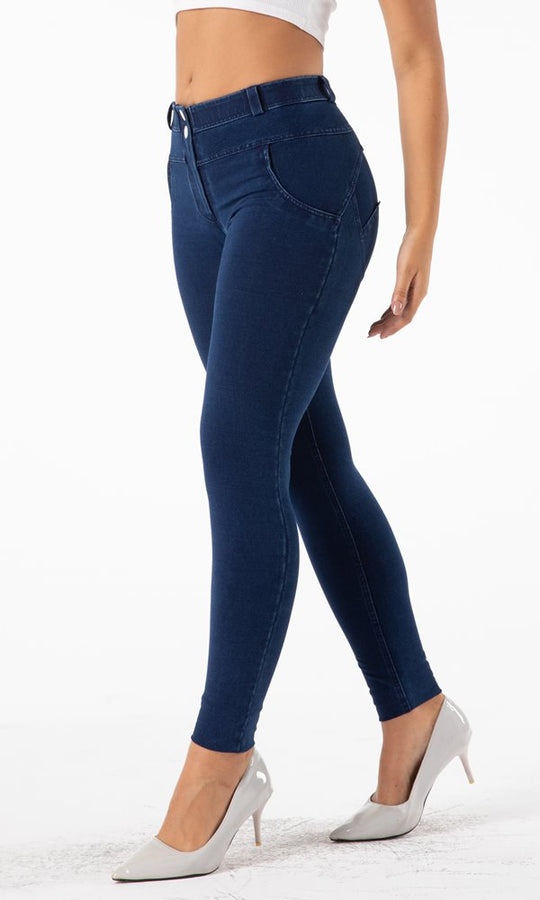 Entdecke die idealen Push-Up Jeans in Dunkelblau! Sie heben deine Kurven wunderbar hervor, bieten ausgezeichneten Komfort und verleihen deinem Look das besondere Extra – für einen Auftritt, der in Erinnerung bleibt!