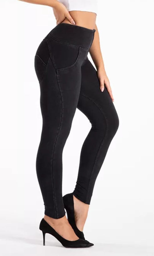 Hochwertige MW+ Push-Up Jeans in Schwarz für Damen, die Komfort, stilvolle Passform und Körperformung bieten; perfekt für modebewussten Selbstausdruck und Selbstbewusstsein.