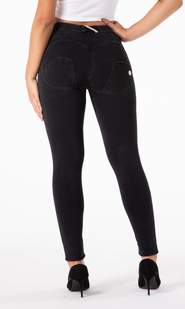 Komfortable schwarze Jeans von MWPants, die mit ihrem figure-optimierenden Design sowohl Body Positivity als auch selbstbewussten Selbstausdruck fördern.