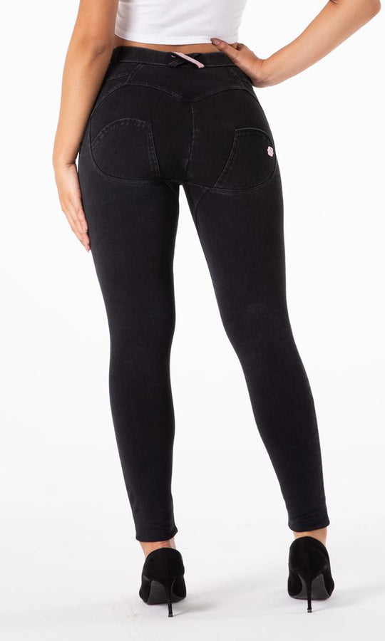 Komfortable schwarze Jeans von MWPants, die mit ihrem figure-optimierenden Design sowohl Body Positivity als auch selbstbewussten Selbstausdruck fördern.