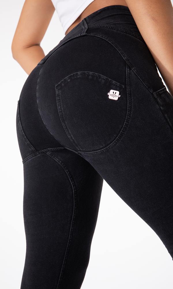 MW+ Push-Up Jeans in Schwarz für Damen, die mit hochwertiger Verarbeitung Komfort, eine schmeichelhafte Passform und figurbetonendes Design für selbstbewussten Stil bieten.