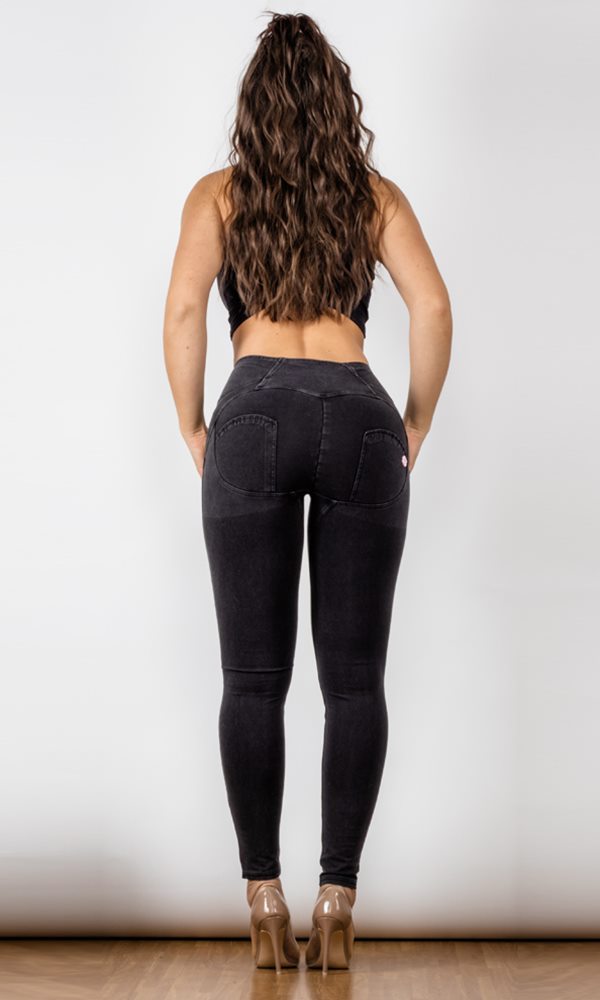 Schwarze Push-Up Jeans im High-Waist-Style, die Ihre Figur perfekt akzentuieren und dabei für erstklassigen Komfort sorgen.