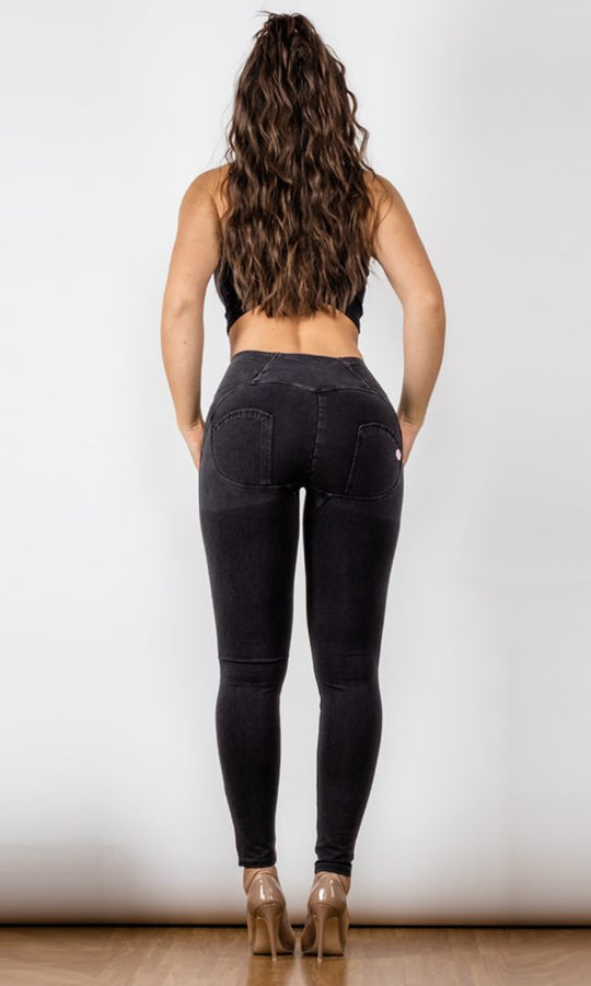 Schwarze Push-Up Jeans im High-Waist-Style, die Ihre Figur perfekt akzentuieren und dabei für erstklassigen Komfort sorgen.