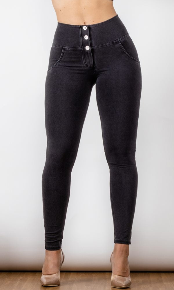 Schwarze Push-Up Jeans mit High-Waist-Design, die Ihre Silhouette vorteilhaft unterstreichen und dabei Komfort und Stil bieten.