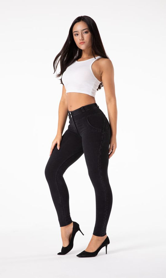 Schwarze Jeans von MWPants, die durch ihr figurverbesserndes Design und hohen Komfort Body Positivity und selbstbewussten Stil fördern.